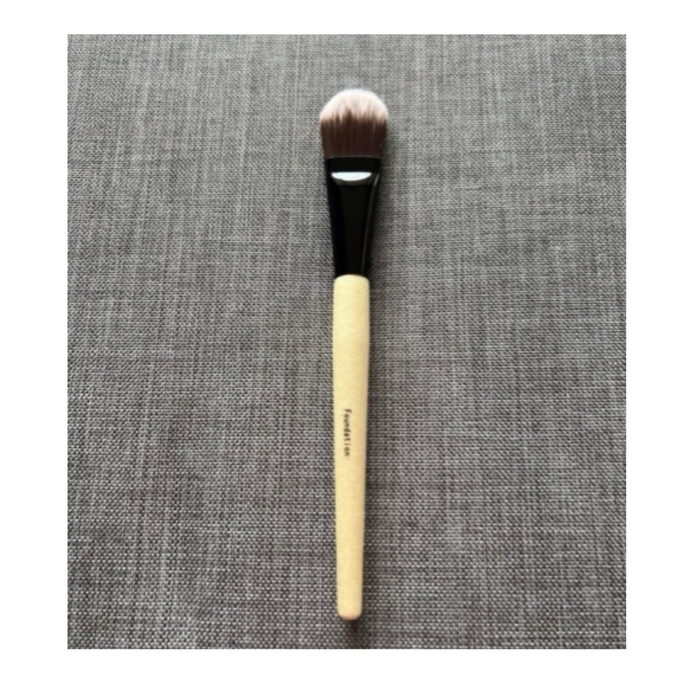 Bobbi Brown Foundation Brush  ~New~ - Picture 9 of 11